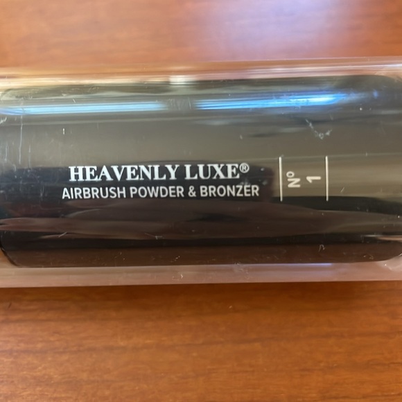 It Cosmetics Number 1 Brush - Picture 2 of 2